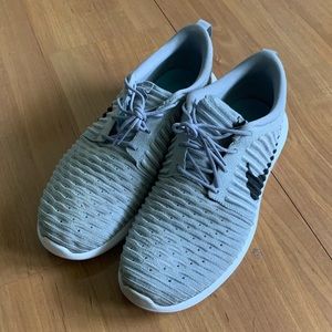 Nike men’s Roshe Flyknit size US 10- “wolf gray”